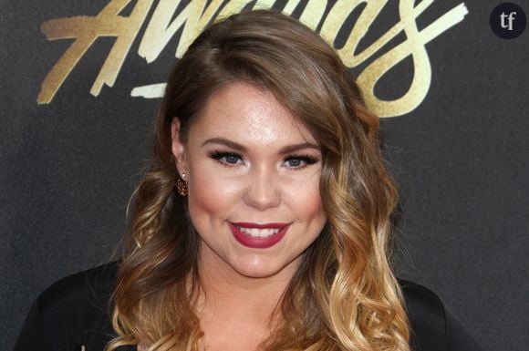 Dans une vidéo postée sur son compte Instagram le 6 janvier dernier, l’autrice et star du programme télé Teen Mom, Kailyn Lowry, a partagé ses regrets quant aux récentes opérations de chirurgie esthétique qu’elle a faites. “C’est la première fois que je me maquille depuis que je me suis faite opérer et je suis enfin capable de me laver sans aide”, commence-t-elle par dire.