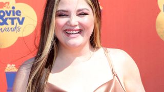 "C'est un sex symbol body positive" : la révélation de Too Much, la série de Lena Dunham, pose en soutien gorge dans un shooting sexy et féministe