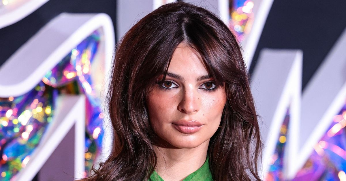 "Tu poses pour Playboy ?" : Emily Ratajkowski assume sa sensualité en bikini mais ça réveille