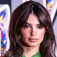 "Tu poses pour Playboy ?" : Emily Ratajkowski assume sa sensualité en bikini mais ça réveille les porcs