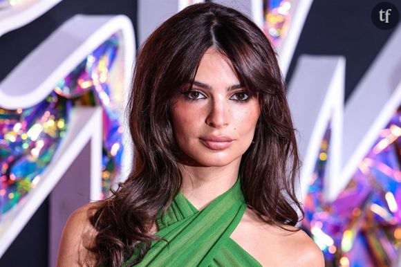 Emily Ratajkowski partage des photos en en bikini et revendique sa sensualité mais ça réveille les machos