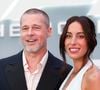 "Sortir avec un mec qui a maltraité son ex-femme..." : Brad Pitt scandalise, sa nouvelle copine de 30 ans sa cadette critiquée par les internautes