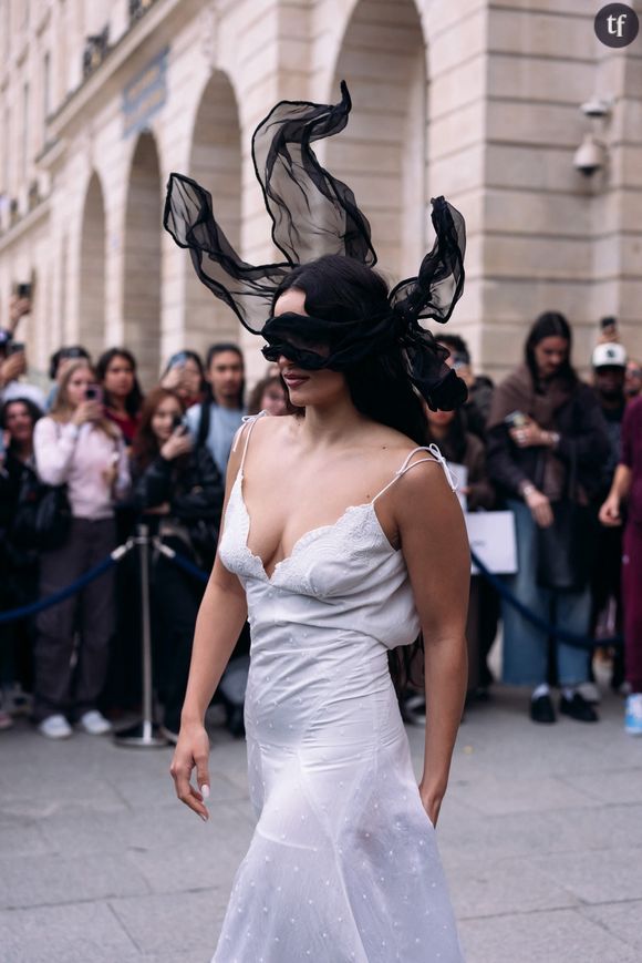 Rosalia fait rugir les rageux. En cause, le visuel de cette future œuvre musicale ambitieuse et tant attendue. Hélas, l'ire se déverse. A cause dudit visuel. CQFD. C'est une controverse qui exige un brin de contexte. Sur cette image, Rosalia s'est déguisée en bonne soeur.