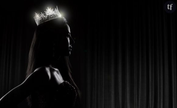 Nadeen Ayoub, retenez ce nom. Il s'agit d'une figure déjà historique des Miss Univers, bien avant même la moindre perspective de victoire sur les podiums. Car cette reine de beauté est tout simplement la première à concourir au nom d'une nation qui n'a jamais été autant dans l'actualité : la Palestine. La jeune femme représentera lors de la 74e édition du concours international de Miss Univers le peuple palestinien. Une nouvelle qui fera date et a engendré un lot de réactions exacerbées, entre soutiens et véhémence. Tant et si bien que la principale concernée a décidé de réagir, comme pour se confronter aux polémiques et controverses...