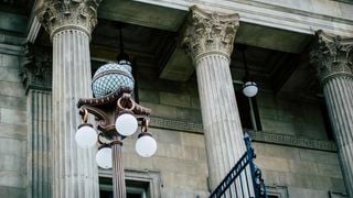 "Qui garantit notre sécurité?" : Une assistante sociale victime de viol en prison, le système judiciaire remis en question