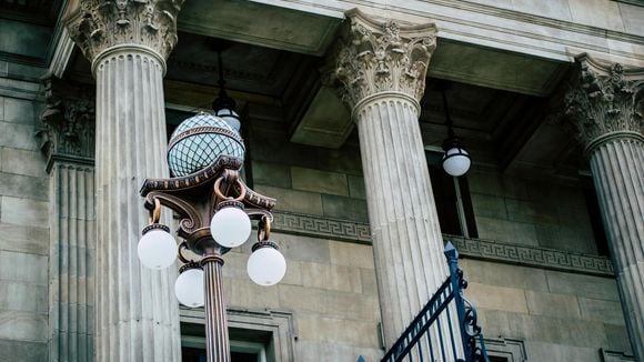 "Qui garantit notre sécurité?" : Une assistante sociale victime de viol en prison, le système judiciaire remis en question