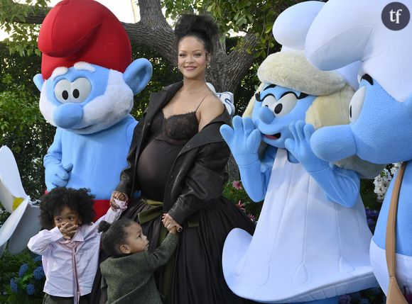 Ses baskets vertes fluo tranchent complètement avec le style de sa robe/