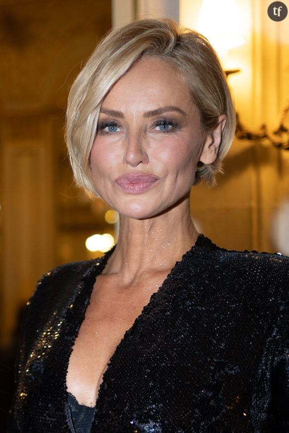 En 2026, elle a encore un peu raccourci ses cheveux.