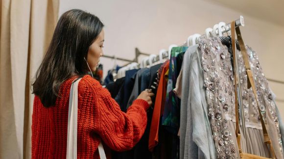 "Je fais du S et je dois prendre du L", "Je ressors avec plus de complexes que de vêtements" : cette célèbre marque de prêt-à-porter critiquée pour ses tailles trop petites