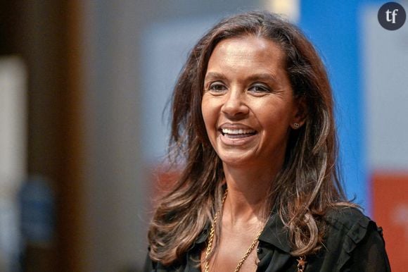 "Obscène", "hyper déplacé" : Karine Le Marchand se fait embrasser les seins en pleine cérémonie, et ces images sont très controversées