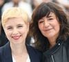 Romane Bohringer a foulé les marches du Festival de Cannes à l'occasion la projection en séance spéciale de son deuxième film, "Dites-lui que je l'aime", adapté du livre du même nom de Clémentine Autain, paru en 2019 et qui évoque le décès de sa mère. Romane Bohringer a, elle aussi, perdu sa mère jeune. Les deux femmes ont pris la pose ensemble devant les photographes.