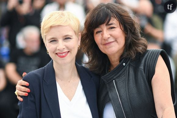 Romane Bohringer a foulé les marches du Festival de Cannes à l'occasion la projection en séance spéciale de son deuxième film, "Dites-lui que je l'aime", adapté du livre du même nom de Clémentine Autain, paru en 2019 et qui évoque le décès de sa mère. Romane Bohringer a, elle aussi, perdu sa mère jeune. Les deux femmes ont pris la pose ensemble devant les photographes.