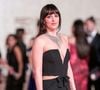"Aucun homme ne la mérite" : Dakota Johnson sublime et glamour en robe maxi décolleté, elle rend fous les internautes