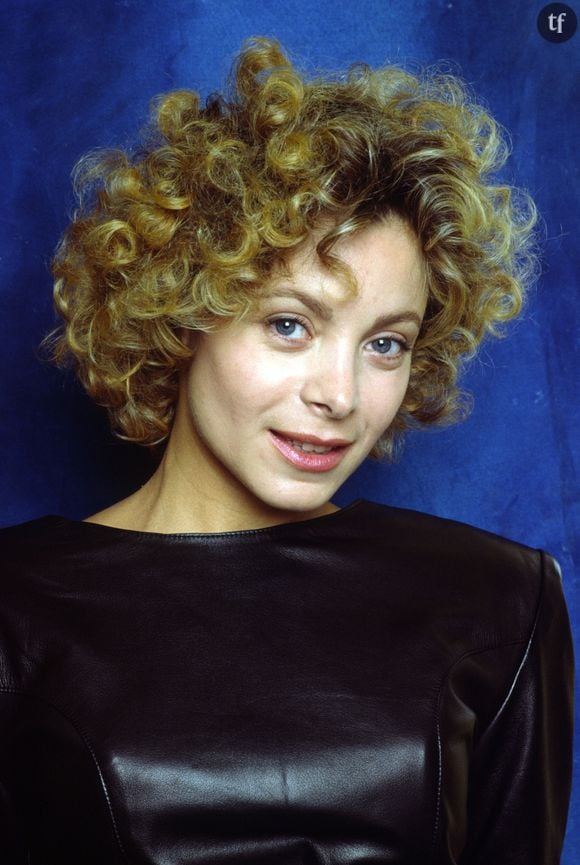 Alors que l'âgisme, cette discrimination systématique visant les femmes dès l'approche de la quarantaine, tend à invisibiliser les femmes, professionnellement notamment, la comédienne Grace de Capitani est fière de ce qu'elle est, et sa prise de parole est aussi intime que politique. Dans cette confession très incarnée, elle avoue encore avoir eu recours cependant... A la chirurgie esthétique.  "Je ne vois pas pourquoi je mentirais là-dessus"