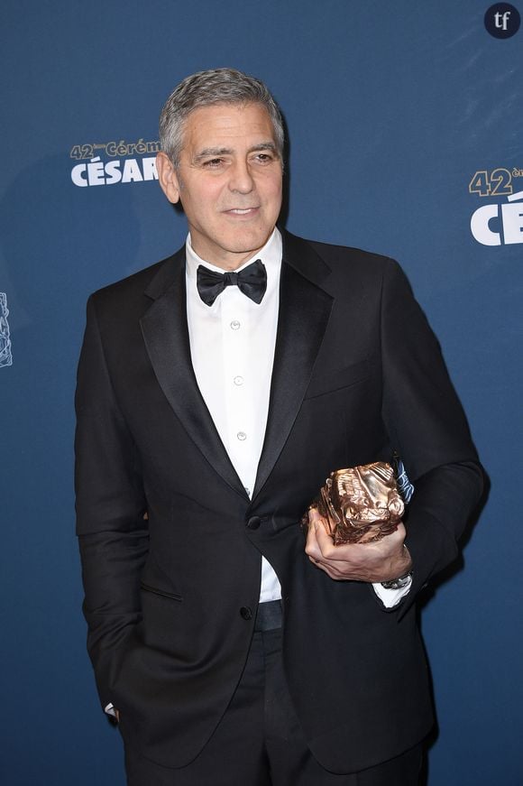 George Clooney a cependant mis en garde Lucas Bravo. "Attention, chaque couple d'amis qu'elle a matchmaké (qu'elle a fait se rencontrer, NDLR), aujourd'hui sont séparés et on ne les voit plus", a-t-il ironisé.