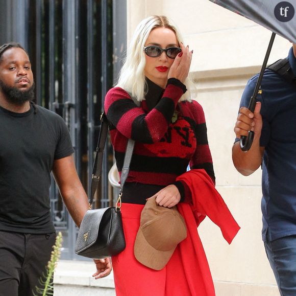 On la connaît notamment pour une rom com hyper culte. Cette grande star hollywoodienne rayonne sur le red carpet, en pleine Mostra de Venise, aux côtés de l'étonnant Dwayne Johnson. Seulement voilà, son look sidère ses fans...