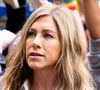 "Quel corps !", "Une reine !" : à 56 ans, Jennifer Aniston dévoile ses abdos en béton et casse Internet pour Smartwater