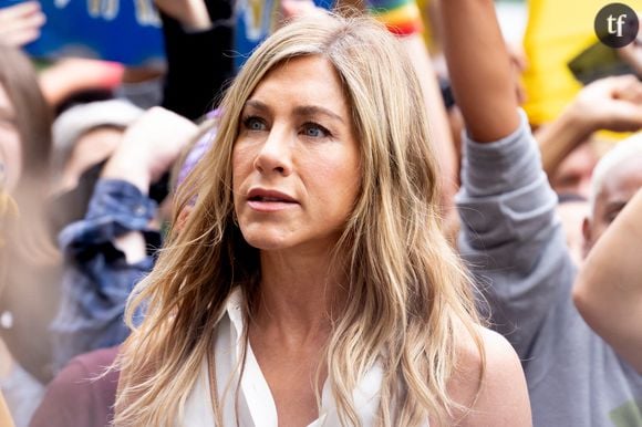 "Quel corps !", "Une reine !" : à 56 ans, Jennifer Aniston dévoile ses abdos en béton et casse Internet pour Smartwater
