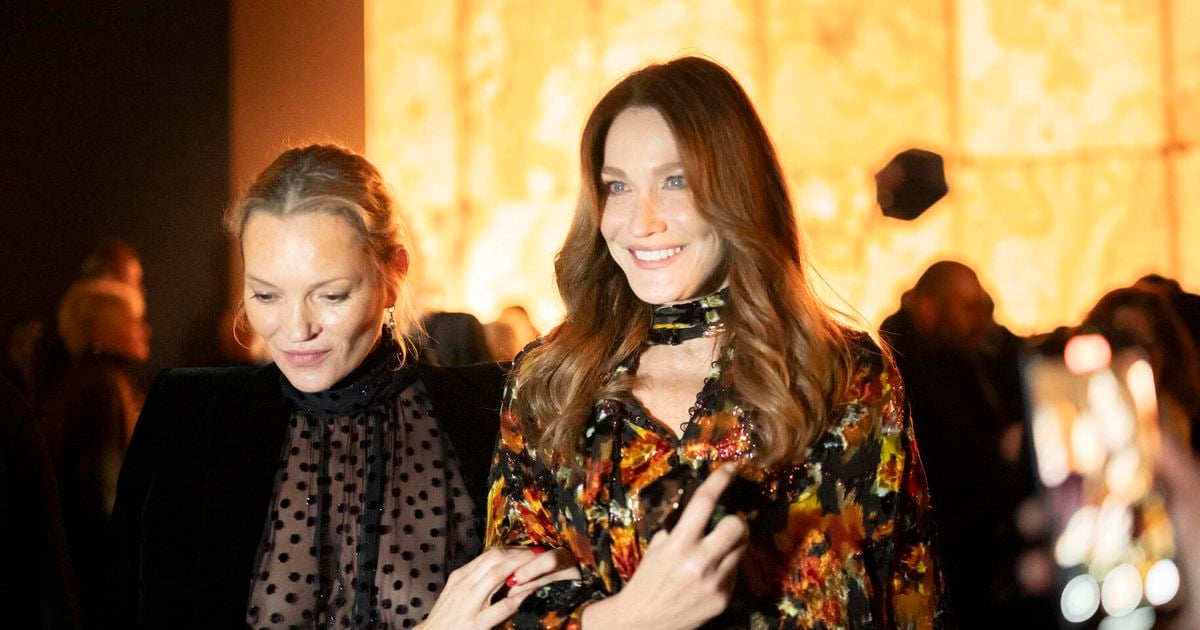 "La robe est trop courte", "elle aurait dû mettre un soutien gorge" : Les looks hyper sexy de Kate Moss et Carla Bruni à la Fashion Week suscitent la critique