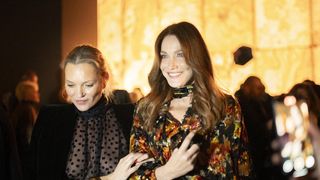 "La robe est trop courte", "elle aurait dû mettre un soutien gorge" : Les looks hyper sexy de Kate Moss et Carla Bruni à la Fashion Week suscitent la critique