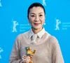 Michelle Yeoh donc, divise cependant l’opinion pour une raison précise : son époux, avec qui elle partage sa vie depuis plus d’une décennie, est son aîné, et de beaucoup : 17 ans séparent l’actrice Oscarisée de l’octogénaire. Le couple Michelle Yeoh/Jean Todt ne laisse personne indifférent, et rappelle aussi que cet écart, cette différence d’âge, va souvent dans le même sens. Le sens du patriarcat, quelque part. Une généralité systématique, souvent incarnée.