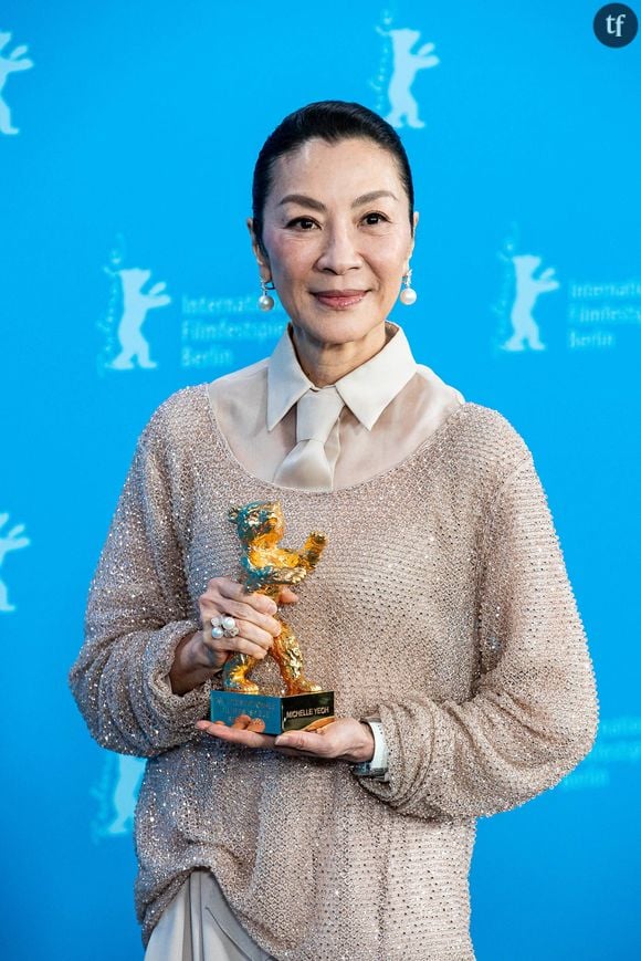 Michelle Yeoh donc, divise cependant l’opinion pour une raison précise : son époux, avec qui elle partage sa vie depuis plus d’une décennie, est son aîné, et de beaucoup : 17 ans séparent l’actrice Oscarisée de l’octogénaire. Le couple Michelle Yeoh/Jean Todt ne laisse personne indifférent, et rappelle aussi que cet écart, cette différence d’âge, va souvent dans le même sens. Le sens du patriarcat, quelque part. Une généralité systématique, souvent incarnée.