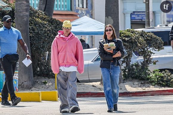 Projet très intimiste, tout comme ces photos partagés ces dernières heures, en famille, et qui suscitent la polémique... Clichés de couple où l'on voit Justin en compagnie de sa chère et tendre Hailey. Seulement voilà, l'attitude du chanteur canadien bien connu de la génération Myspace engendre des réactions exacerbées.