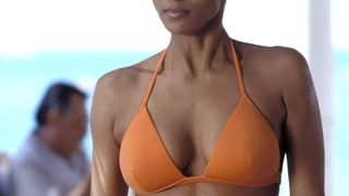 “Le bikini le plus célèbre du cinéma” : Halle Berry dévoile les dessous de cette scène, la plus sexy (et légendaire) de sa carrière