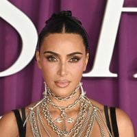"Diva" : Kim Kardashian dévoile ses fesses en naked dress et rhabille ses haters pour l'hiver