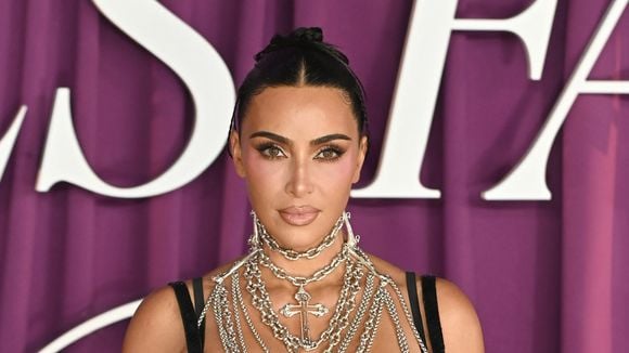 "Diva" : Kim Kardashian dévoile ses fesses en naked dress et rhabille ses haters pour l'hiver