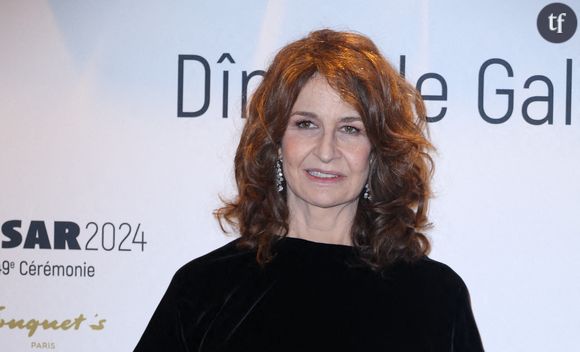 "Je suis vieille"

À la question de savoir si elle a "un mari", Valérie Lemercier a répondu sans détour qu’elle avait "un fiancé", qui "travaille dans le cinéma aussi, il fait des effets spéciaux". Tout en préservant l’identité de son compagnon, elle a précisé : "C’est un garçon, je peux te dire qu’il est plus jeune que moi. Il a 37 ans et moi, 61 […]. Je suis vieille !" Interrogée ensuite sur la réparation des tâches à la maison, la comédienne a ensuite confié : "On fait très bien la purée à deux. Mais quand quelqu’un fait le repas, c’est l’un ou l’autre. Souvent c’est lui !"