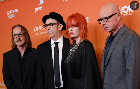 S'adressant directement au Daily Mail, Shirley Manson fustige sur Instagram : "Je continuerai à vieillir comme je suis. Je continuerai à avoir des rides et des ratés – à perdre quelques centimètres par-ci et à en gagner quelques-uns par-là – mais je serai toujours mignonne en pyjama, les cheveux en bataille et sans maquillage !"