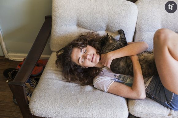 Car une "femme à chats" est dans l'inconscient collectif celle qui préfère la compagnie des félins à celle des hommes : elle est donc forcément "folle". Pire, c'est une "vieille" folle, clin d'oeil au statut désuet de "vieille fille" : la jeune femme sans enfants, condamnée d'une année à l'autre au célibat.