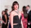« Toute sa tête a changé ! » : Dakota Johnson accro à la chirurgie esthétique ? Sa transformation physique avant/après est drastique