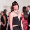 "Toute sa tête a changé !" : Dakota Johnson pro chirurgie esthétique ? Sa transformation physique avant/après est drastique