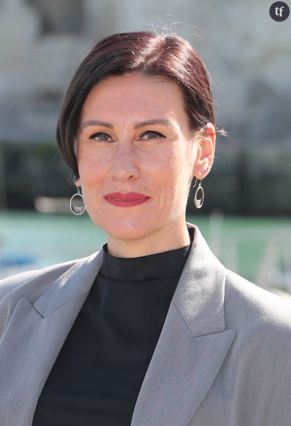 Ovidie a touché juste. L'autrice de La chair est triste hélas, essai féministe et best seller en son genre toujours sur les devantures des librairies ces deux dernières années, a pris la parole sur France Culture, et a suscité une large indignation. Pourquoi ? Car elle est revenue sur ses convictions intimes. Quitte à scandaliser. Réussi : plus de 1 000 commentaires émaillent son témoignage. C'est colossal. Surtout vu la non-offensivité de sa démarche initiale... Autrement dit : stopper tout coït hétéro dans la vie de tous les jours, tout désir de séduire les hommes, tout acte sexuel en compagnie de ces messieurs. Une expérience sur laquelle elle est beaucoup revenue et qui cristallise énormément de formes de militances féministes : la grève du sexe, une longue tradition politique, le rapport au regard masculin, les enjeux de séduction, l'acte sexuel ou "capital sexuel" comme composante de la condition féminine, le "marché de la séduction", etc