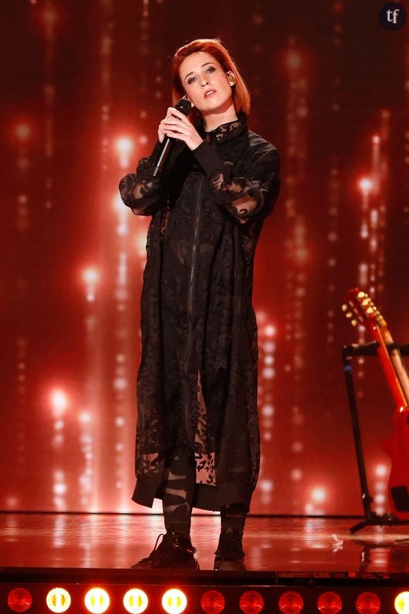 “Tu sais que beaucoup sont concernés par les violences sexistes et sexuelles. Je vais partout en France. Ce qui est dur c'est que quand la lumière s'allume, tu as des poings levés, un silence. Tu as tout un poids. Tu sais que des personnes se sentent concernées dans le public. Moi en écrivant la chanson je me suis jamais dit que je serais la porte-parole des victimes de violences. j'ai libéré ma voix. Et ça a libéré la voix d'autres personnes avec moi.", développe-t-elle avec éloquence.