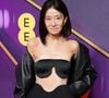 Vera Wang est arrivée vêtue d'une robe bustier noire et blanche qui laissait apparaître son ventre. Par-dessus cette tenue, la septuagénaire portait également une veste en cuir noir oversize.