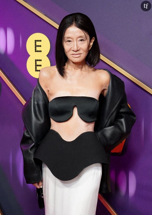 Vera Wang est arrivée vêtue d'une robe bustier noire et blanche qui laissait apparaître son ventre. Par-dessus cette tenue, la septuagénaire portait également une veste en cuir noir oversize.