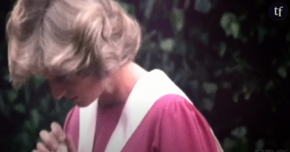 "Diana m'a étonné un jour : elle voulait des robes ultra courtes, et nous ne l'avons pas autorisée", a-t-il dit à la FOX, "surtout pour cette robe bleue, la fameuse robe du Lac des Cygnes de juin 1997... Le décolleté était assez profond en vérité... et de toute façon assez court, et elle voulait une robe encore plus courte que prévu !...". Lady Di, surveillée jusque dans sa garde robe ?