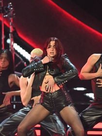 "Plus jamais", "8 heures de taf" : Dua Lipa dévoile le pire look de toute sa carrière, son seul fashion faux pas ?
