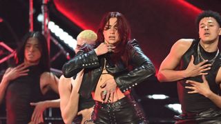 "Plus jamais", "8 heures de taf" : Dua Lipa dévoile le pire look de toute sa carrière, son seul fashion faux pas ?