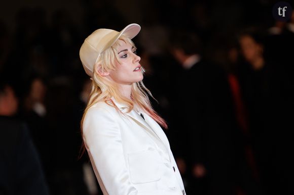 Cependant les haters à l'unisson sont de sortie : "C'est une triste fille selon moi", "Elle a 30 ans ? On dirait qu'elle en a 60 !", "Il faudra m'expliquer les raisons de son succès, elle est inintéressante", "C'est ridicule", "Elle est tellement plus belle quand elle est naturelle", persifflent d'autres sur Instagram à propos de Kristen Stewart.