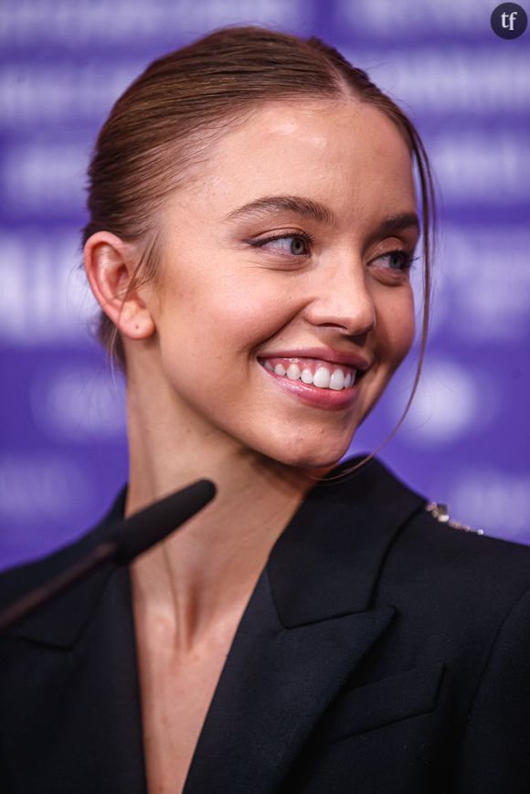 A savoir ? Et bien, Sydney Sweeney s'est récemment rapprochée de Jeff Bezos. Jeff Bezos, qui a racheté la franchise James Bond. Sweeney s'est rendue à ses fiançailles, à Venise. Et puis, elle a pu compter, ensuite, sur l'une des firmes du milliardaire, pour concrétiser l'un des projets de sa vie : lancer sa propre marque de lingerie. Mécène, Bezos finance cette marque très personnelle.