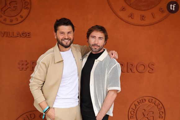 Sur les réseaux sociaux, on observe effectivement de nombreux commentaires homophobes. Qui ont trait au couple entre Christophe Beaugrand et son conjoint, à leur statut de pères de famille, à leurs relations conjugales. C'est plus encore sur Twitter, réseau social qui souffre d'un manque flagrant de modération, que cette véhémence s'observe.