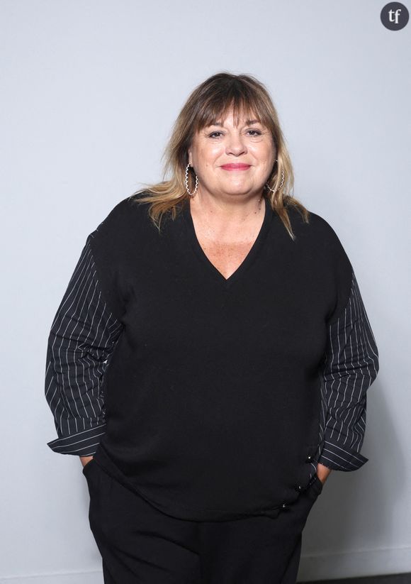C'est d'abord de manière délicate que la chroniqueuse chère aux Grosses Têtes revient sur ce qu'elle a éprouvé suite à la disparition de son père. Si Michèle Bernier est parvenue, notamment au gré des pièces de théâtre, à devenir une figure très familière du public hexagonal, certaines choses, affectives, sont demeurées privées.