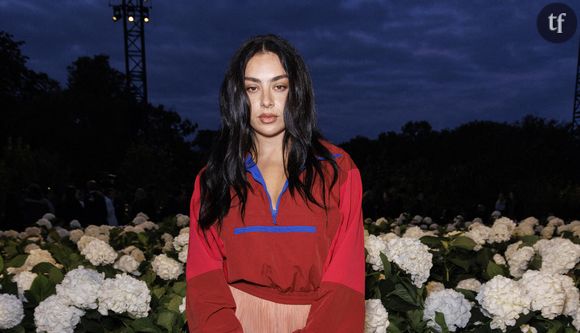 "Tu as fait un high five à mon ex et tu as dit que tu étais content qu’il m’ait ghosté", peut-on entendre. L'ex en question serait Matty Healy, le leader du groupe The 1975, dont fait partie le mari de Charli, George Daniel. Taylor Swift poursuit en disant qu’elle lui aurait "écrit une chanson disant que (s)a tête (la) rend malade". Les fans y voient alors un écho à "Sympathy is a knife", titre extrait du dernier album de Charli, dans lequel elle écrit sur ses insécurités quant au succès d'une grande star qui la perturbe et qu'elle déteste voir dans les coulisses des concerts de son boyfriend.