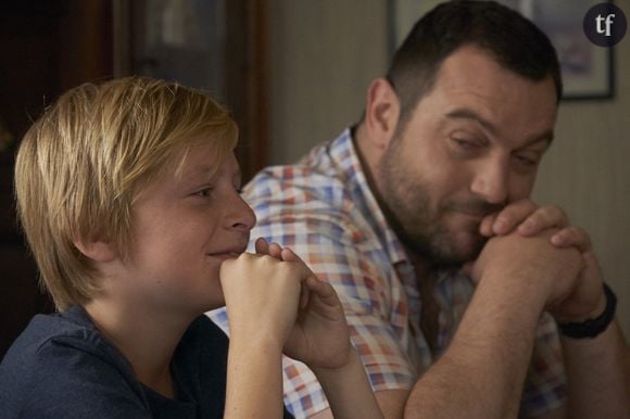 Car si Denis Ménochet sidère bien évidemment en père de famille harceleur, omniprésent jusque dans son absence, car celle-ci annonce fatalement son retour redouté à l'écran, tout aussi impressionnantes sont les performances des plus jeunes comédiens, qui semblent faire face à un ogre de conte de fées, une figure hélas bien trop réelle mais tout aussi dévoratrice. En fait, on a rarement vu au sein du cinéma hexagonal une captation aussi brutale et authentique de ce que le patriarcat fait aux hommes, et aux autres.