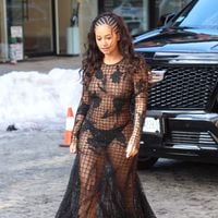 "Un peu de pudeur", "Ridicule" : Lena Mahfouf s'affiche en robe transparente et subit les critiques des internautes