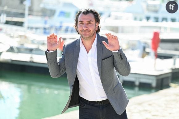 Par-delà le défilé de blagues misos sur le sexe durant les menstrues, les meufs trop relous, la fellation, l'éjaculation faciale, et autres joyeusetés (non) sur la sodomie, l'humoriste y mime une agression sexuelle sur une pauvre spectatrice "volontaire".